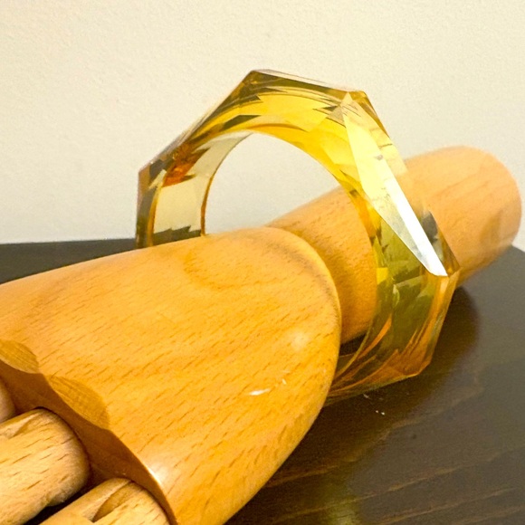 Vintage Faceted Lucite Bangle Bracelet - Picture 4 of 12